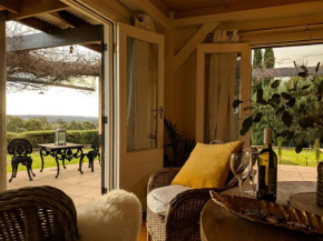 El Camino country cottage with terrace and stunning views, Hepburn Springs